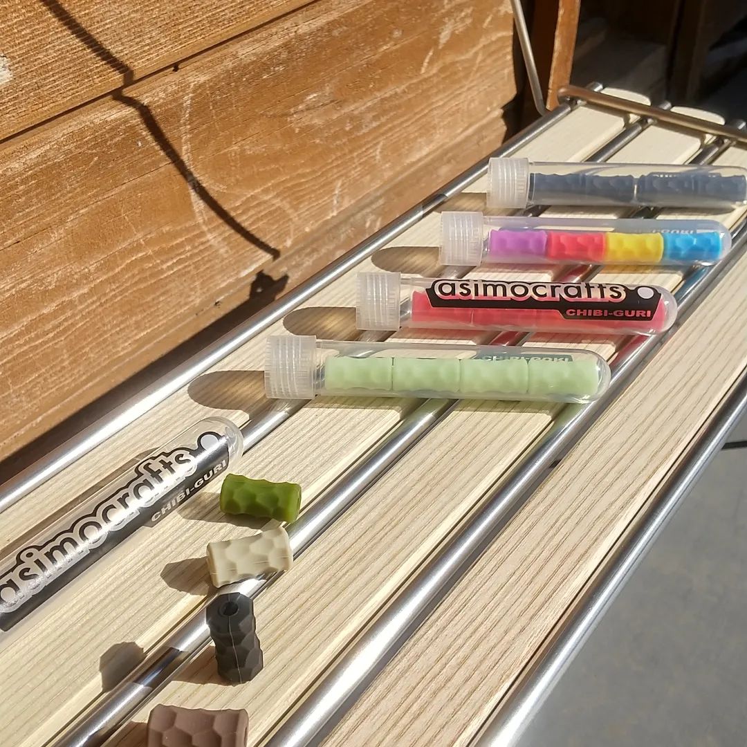 【待望の再入荷️】#アシモクラフツ さんのアイテムが再入荷しました今回もカッコいい数が少ないアイテムもあります️店頭販売のみとさせていたたまきますので、ぜひお手にとってお確かめください️#ストーブハウス原村 #アシモクラフツ #asimocrafts #chibiguri #asigrip #asicircle #a38grate #alid #asierracup #ステッカー #再入荷 #キャンプ #アウトドアギア #ガレージブランド #焚き火 #グリップ #薪ストーブのある暮らし #山の暮らしのお手伝い #八ヶ岳の薪ストーブ専門店 #薪ストーブ #薪割り #長野県 #山梨県 #八ヶ岳 #原村 #蓼科