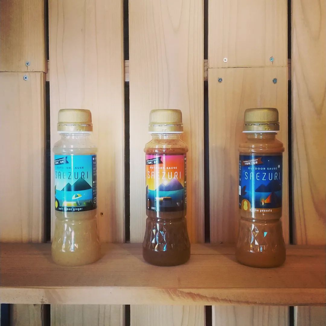 【小雀陣ニ氏監修 アウトドアソース】SAEZURI～さえずり～️日本人の口に合うようなテイストに仕上げられ、何にでもあう魔法のソースが誕生しましたフレーバーは３種類！ソルトレモンジンジャーは、爽やかなレモンとジンジャーの苦味がベストマッチBBQは、王道のBBQソースにガーリックの風味とピリッと残る辛みが病み付きにスモークピーナッツは、香ばしいピーナッツに燻製の香りが食欲をそそります３種ともヤバい️ウマイっ️もうコレだけあればイイんじゃない️と思えるくらい万能ですぜひお試しあれ️#ストーブハウス原村 #アブレイズ #アウトドアソース#アウトドアクッキング #saezuri #ソルトレモンジンジャー #bbq #スモークピーナッツ #万能ソース #小雀陣二氏 #監修 #キャンプ #アウトドア #八ヶ岳の薪ストーブ専門店 #山の暮らしのお手伝い #薪ストーブのある暮らし #薪ストーブ #薪割り #長野県#山梨県 #原村 #蓼科