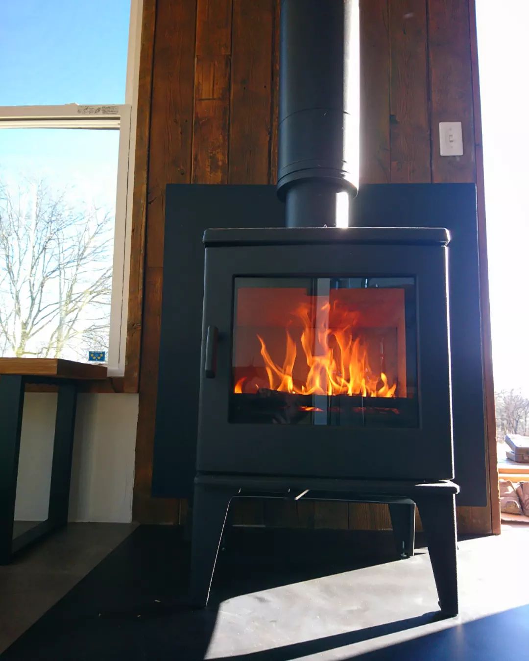 どこでもタイニーホテル“ザ ノマド 八ヶ岳 | THE NOMADO Mt. YATSUGATAKE”with Stove houseこの春、八ヶ岳南麓に開業する車両型宿泊施設の管理棟に薪ストーブを新設しました。オーナーやマネージャーだけでなく、ゲストとの交流の場でもあるこの空間は南アルプス一望。大自然の雄大さに炎の演出が花を添えます。真冬でも一日中、太陽が降り注ぐこの地。“ノマド八ヶ岳”でこれまで体験したことのない旅を、ライフスタイルを。ここにしかない、豊かな時間をお楽しみください。#ストーブハウス原村#ノマド八ヶ岳#八ヶ岳の薪ストーブ専門店#ノマド#グランピング#トレーラーハウス#センス#ライフスタイル#アウトドア#キャンプ#レダ#ドイツ#ホテル#非日常#山梨県#長野県