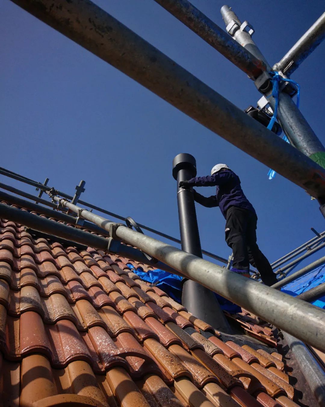 ジャングルジム？急な屋根での煙突取りつけ。足場があっても不安定…#ストーブハウス原村 #八ヶ岳の薪ストーブ専門店 #ログハウス #ジャングルジム#屋根 #長野県#山梨県#茅野市#アウトドア#薪ストーブ#春#神奈川県#暮らし#焚き火