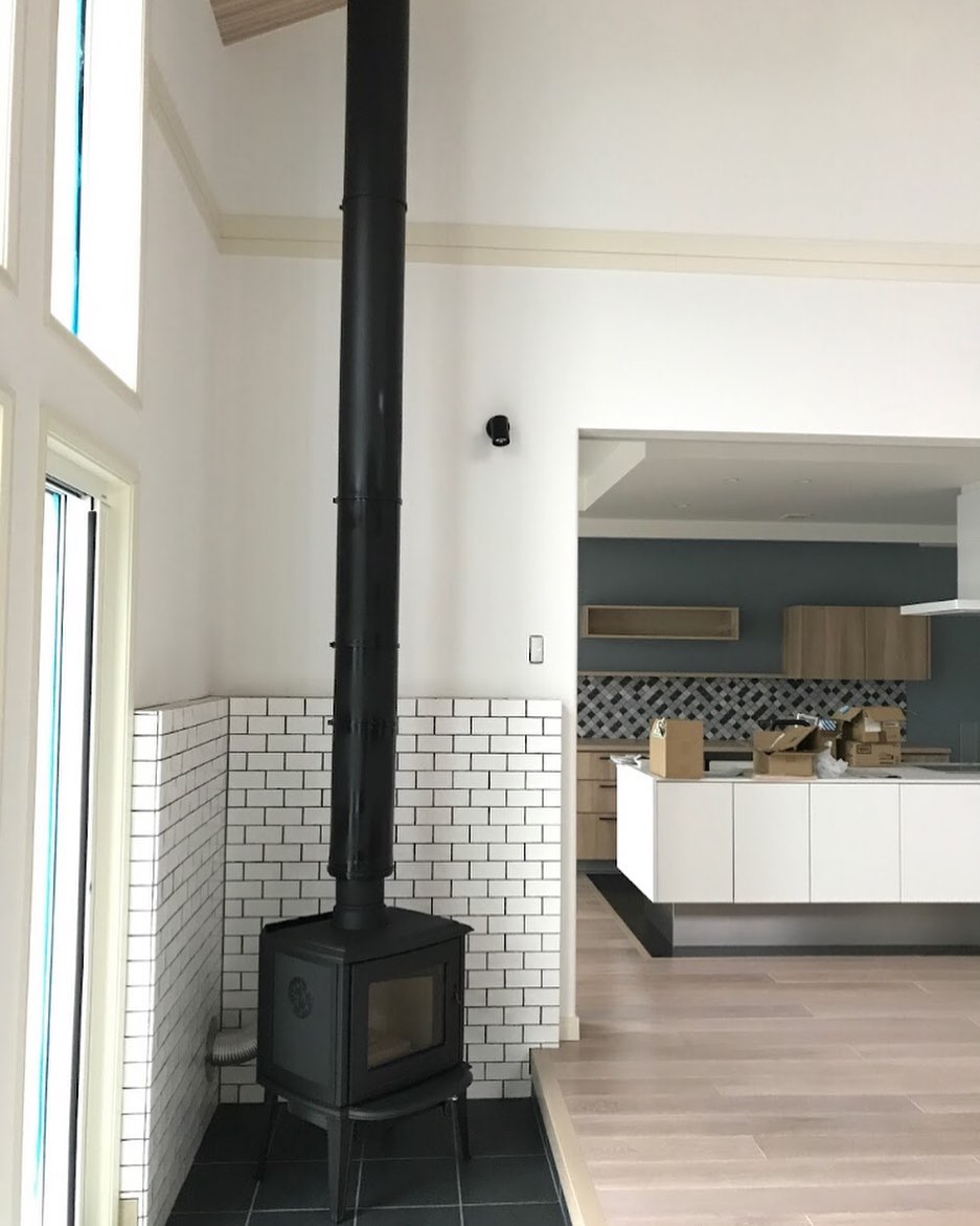 土間スペースへの設置完了。間取りに余裕があれば設置場所としてはベストな位置。玄関からもはきだしからも薪を取り入れる動線が確保出来ます。洋風な土間。大いにありだと施工に携わる我々も、お施主様もご満足していただき、火入れが楽しみですね。#薪ストーブ #薪ストーブのある暮らし #薪ストーブのある家 #火のある暮らしのご提案 #ストーブハウス原村 #八ケ岳 #原村 #富士見 #蓼科 #土間スペース #洋風土間 #ハウスメーカー #新築 #自由設計 #自由設計の家