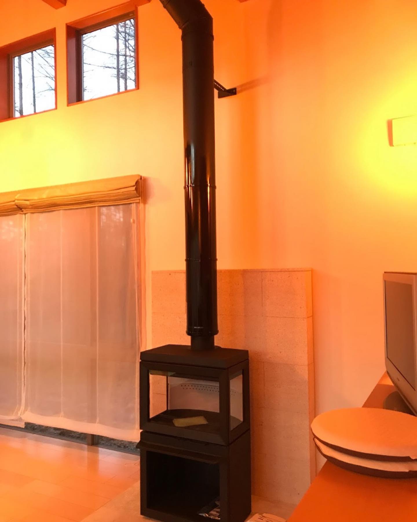 暖をとるだけではなくスタイリッシュに、コンパクトに。3面ガラスから見える炎はモダンな雰囲気を演出します。あとは火入れ式を待つのみ。設置完了です。#薪ストーブ #薪ストーブのある暮らし #薪ストーブのある家 #薪ストーブ料理 #八ヶ岳の薪ストーブ専門店 #ストーブハウス原村 #八ヶ岳 #原村 #富士見 #蓼科 #山荘 #山の暮らしのお手伝い #ヨツール