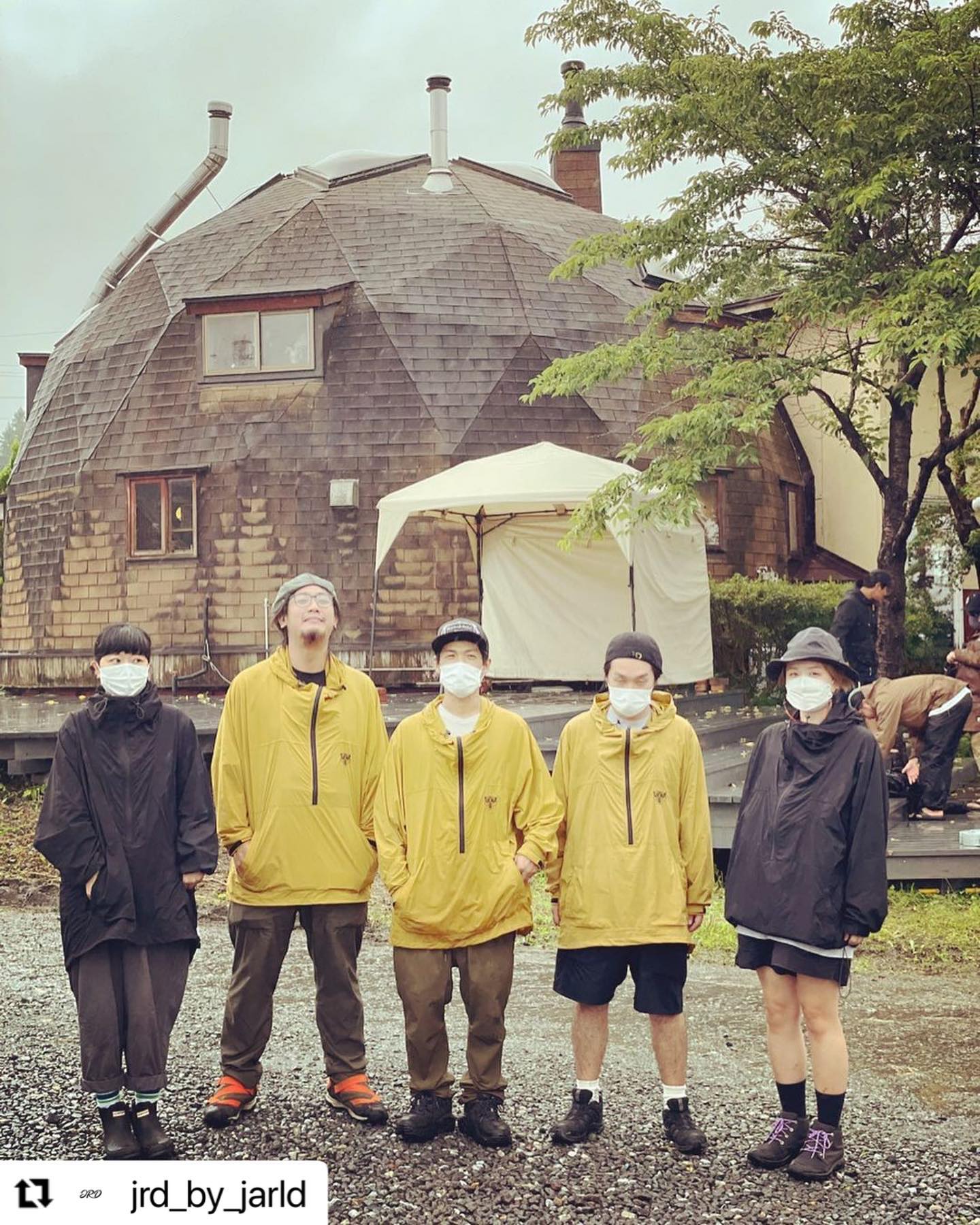 今年もやります！grn outdoorと愉快な仲間たち^_^各メーカーが今年の新作を引っさげ、田んぼの真ん中にポツンとある、ここ原村ストーブハウスにて、衣食住！？を網羅したイベントを開催！日程は、今月末GWの始まり4/29〜4/30今回は諏訪一旨い焼き鳥串せんさん、スパイスカレーのTSUNOKAWA FARM、ビールの角打ちは8種類の生ビールを用意どのビールもハーフパイント税込500円でお出しします！いい感じになって、各ブランドさんのアイテムを是非、お手にとってみて体験してみてください^_^#山の遊びのお手伝い #ストーブハウス原村 #八ヶ岳 #原村 #富士見 #蓼科 #Repost @jrd_by_jarld with @make_repost・・・JRD x MANIKA “旅”-TABI-JACKE（タビヤッケ）と仲間たち生憎の悪天候でしたが、素敵なお店でPOPUP イベントに参加できました。@stovehouse.woodstove stovehouseのみなさん期間中は大変お世話になりました！#jrdbyjarld #manikafactory #旅 #旅Jacke #旅ヤッケ #キャンプ #キャンプコーデ