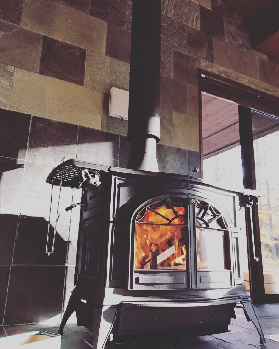 KING OF WOODSTOVEデファイアント鎮座。火を入れるとさらに迫力を増します。高地では薪ストーブ使用頻度が高く、真夏でも長雨が続くと薪ストーブを焚きます。1300mから1500m位を別荘として構えるお客様も多いため、1年の内10ヶ月も薪ストーブに火が入っている方もいます。高地では、薪ストーブはオシャレでモダン、なんてモノは必要ありませんね。形だけで薪ストーブを選んではいけないという事。高地の生活は厳しい季節の方が長いです。そのあたりも踏まえて、薪ストーブの選定をする事をオススメします。デファイアント、いつ見ても素晴らしいストーブ。#薪ストーブ #薪ストーブのある暮らし #薪ストーブライフ #薪ストーブのある家 #八ヶ岳の薪ストーブ専門店 #ストーブハウス原村 #八ヶ岳 #原村 #富士見 #蓼科 #山の暮らしのお手伝い #火のある暮らしのご提案