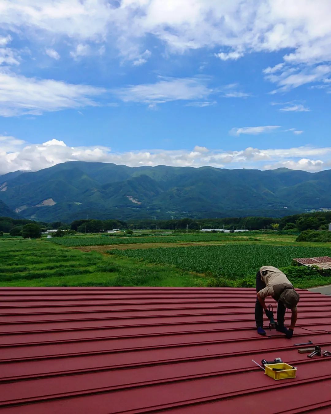 牧歌的な風景が広がる本日の煙突工事。ついつい手を止めて、遠くの山並みを眺めてしまいます。とはいえ午後から雨降り予報。のんびりする間もなく区切りの良いところまで一気に工事を進める。#ストーブハウス原村 #八ヶ岳の薪ストーブ専門店 #牧歌#入笠山#天気#田舎#富士見町#原村#八ヶ岳#原風景#移住#トウモロコシ#蕎麦うち#煙突#長野県#山梨県#南アルプス#ハイキング#アウトドア#自然#キャンプ#山の遊びのお手伝い#板金職人#職人#鉄人