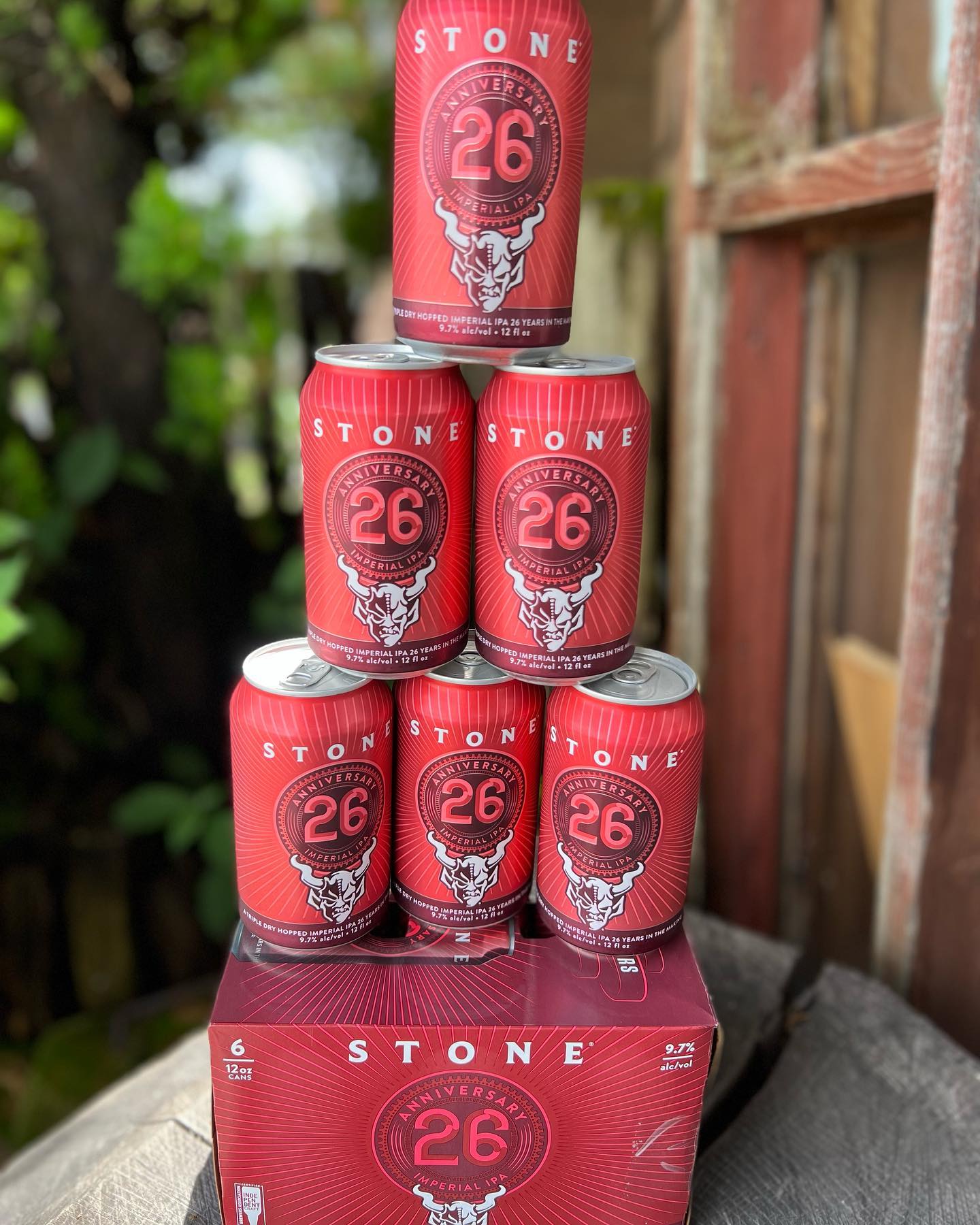 stone brewing 26周年記念IPA25年前にStoneが創業1周年を記念して醸造したビールは当時では「非常識」と言われるような仕上がりでした。その味わいについて多くのクラフトビールファンからは「ホップが効きすぎている。苦味が強すぎて飲めたものではない。」と数々の批判さえ受けました。そのビールが今日ではアメリカ西海岸を代表する銘柄の一つとなった Stone IPA です。これまでの試行錯誤や挑戦を振り返りながら今年26周年を祝うために醸造したのは、Stone IPAを究極にパワーアップさせたImperial IPA。超大量に詰め込んだCentennialホップが織りなすダンク感、松、グレープフルーツ、オレンジ、黒コショウ、レモン、フローラル感、メロン、そしてマンゴーを思わせるアロマ。口に含むとグレープフルーツ、オレンジハニー、ピーチ、メロン、タフィーやハーブ感のあるフレーバー。まるで殴りかかってくるかのように獰猛で強烈な苦味とそれをどっしりと支えるモルトのボディ。喉を下ると少し遅れてアルコール感が鼻を抜けていきます。との事です笑笑とにかく飲んで試せ#ストーンブリューイング #ipa #クラフトビール #缶ビール #ここからが #ビールシーズン開幕 #キャンプ #バーベキュー #アウトドア #ブッシュクラフト #とりあえず #とりあえずビール #ではなく #狙い撃ち#ビール #スタンドエイト #八ヶ岳 #ストーブハウス原村