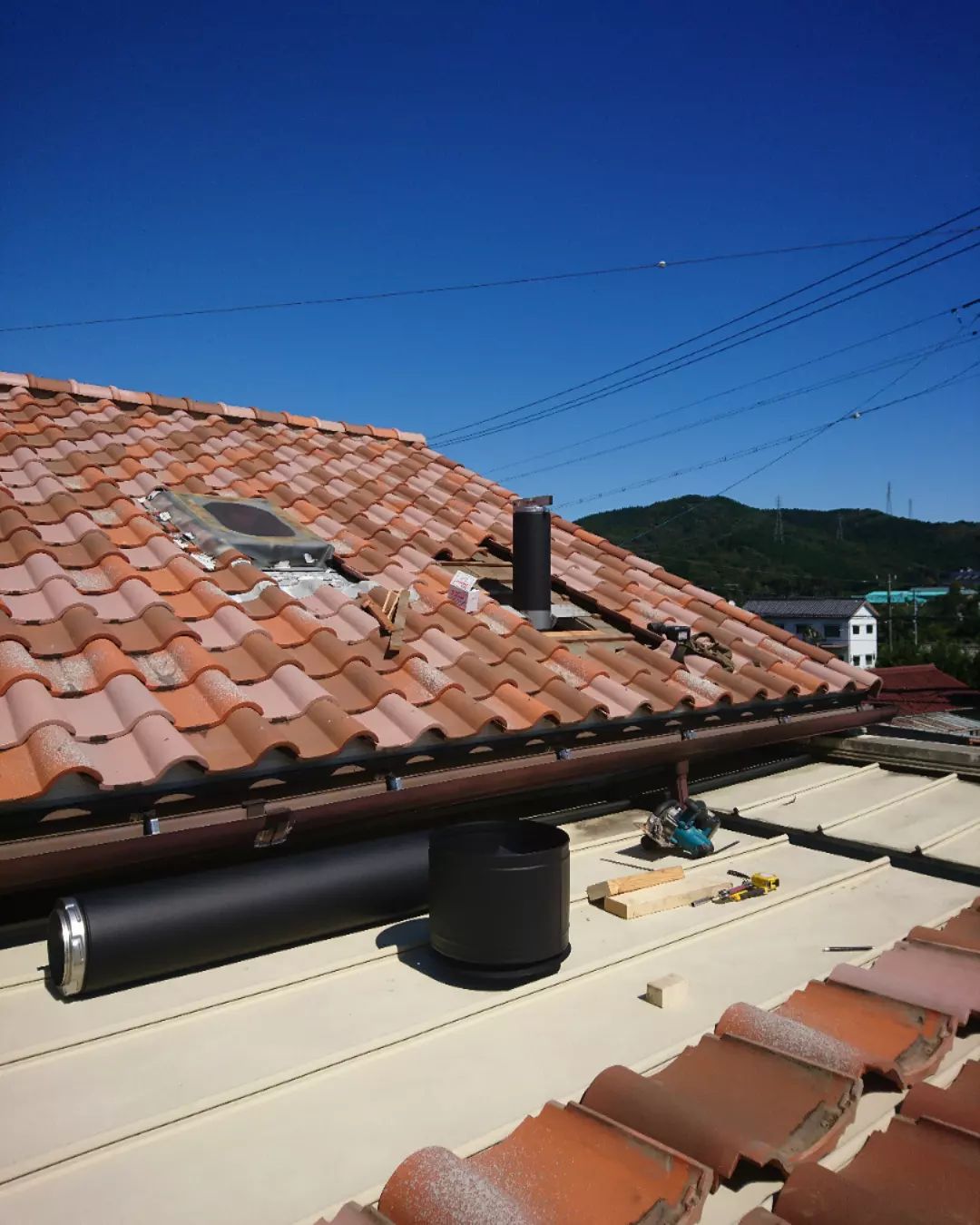 台風一過。️愛知県豊川市での煙突工事。とはいえ風はビュンビュン🌪️足元に気をつけながら午前中に煙突取りつけ完了です。午後は雨仕舞い。ここからの工事が一番肝心です。#ストーブハウス原村#八ヶ岳の薪ストーブ専門店#長野県#山梨県#愛知県#豊川市#煙突#台風#アウトドア#キャンプ#屋根#瓦#洋風#暮らし#ライフスタイル#憧れ#ライフライン