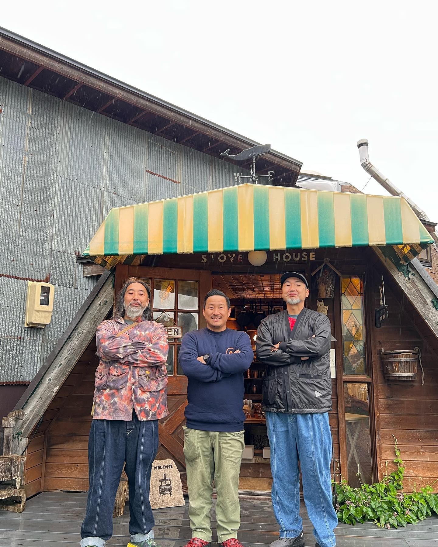 @nataldesign1999 のアートディレクターGOTOH氏がお忙しい中、久しぶりのOFFで当店にお立ち寄りくださいましたいきなりのご来店でしたが流石のネイタルデザイン、店はバタバタ混み出すわ、天候は大荒れ恵みの雨短い時間でしたが、最高なタイミングを共有出来ましたこれから八ヶ岳が更に面白くなる予感！！例の焚火アイテムはこちらでお預かりしておりますので、近々お待ちしておりますね〜^_^#ストーブハウス原村 #薪ストーブのある暮らし #山の暮らしのお手伝い #八ヶ岳の薪ストーブ専門店 #薪ストーブ #薪割り #長野県 #山梨県 #八ヶ岳 #原村 #蓼科 #nataldesign #ネイタルデザイン #スキャターブレイン #キャンプ#ソロキャンプ #アウトドア#アウトドアギア#キャンプ用品