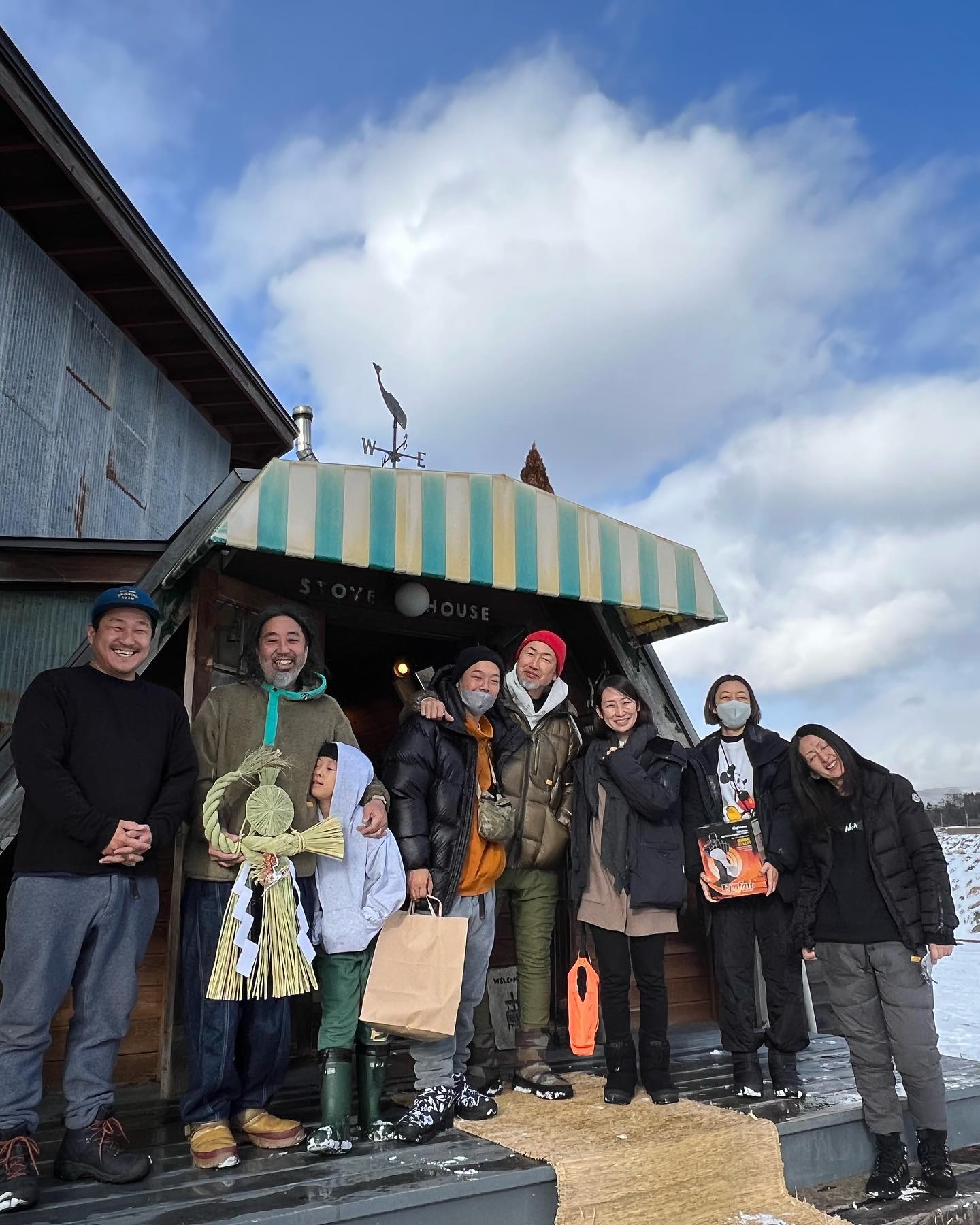 クリスマスイブの真昼間GOTOHサンタが楽しい仲間達とご来店メインストリートもカチカチのスケートリンク状態に昼でも氷点下なクリスマスイブの原村🏔寒い時は寒い場所でみんなで火を囲んでワイワイホッコリ盛り上がっちゃいましょwストーブハウスは年末30日までバシッと営業します！年末年始に薪がない！なんて事のないように、、、年末年始にビールがないっ！、なんて事のないように、、準備万端で新年を迎えてやりましょう️ちなみに、29日に楽しいイベントを企んでおります！お近くの方、別荘に来荘されている方、遠方から遥々いらしてくださる方、皆々様楽しみにしていてください#ストーブハウス原村 #薪ストーブのある暮らし #山の暮らしのお手伝い #八ヶ岳の薪ストーブ専門店 #薪ストーブ #長野県#八ヶ岳#原村#蓼科#nataldesign #ネイタルデザイン#スキャターブレイン#キャンプ#雪中キャンプ #ソロキャンプ#アウトドア #アウトドアギア#クラフトビール #クラフトビール量り売り