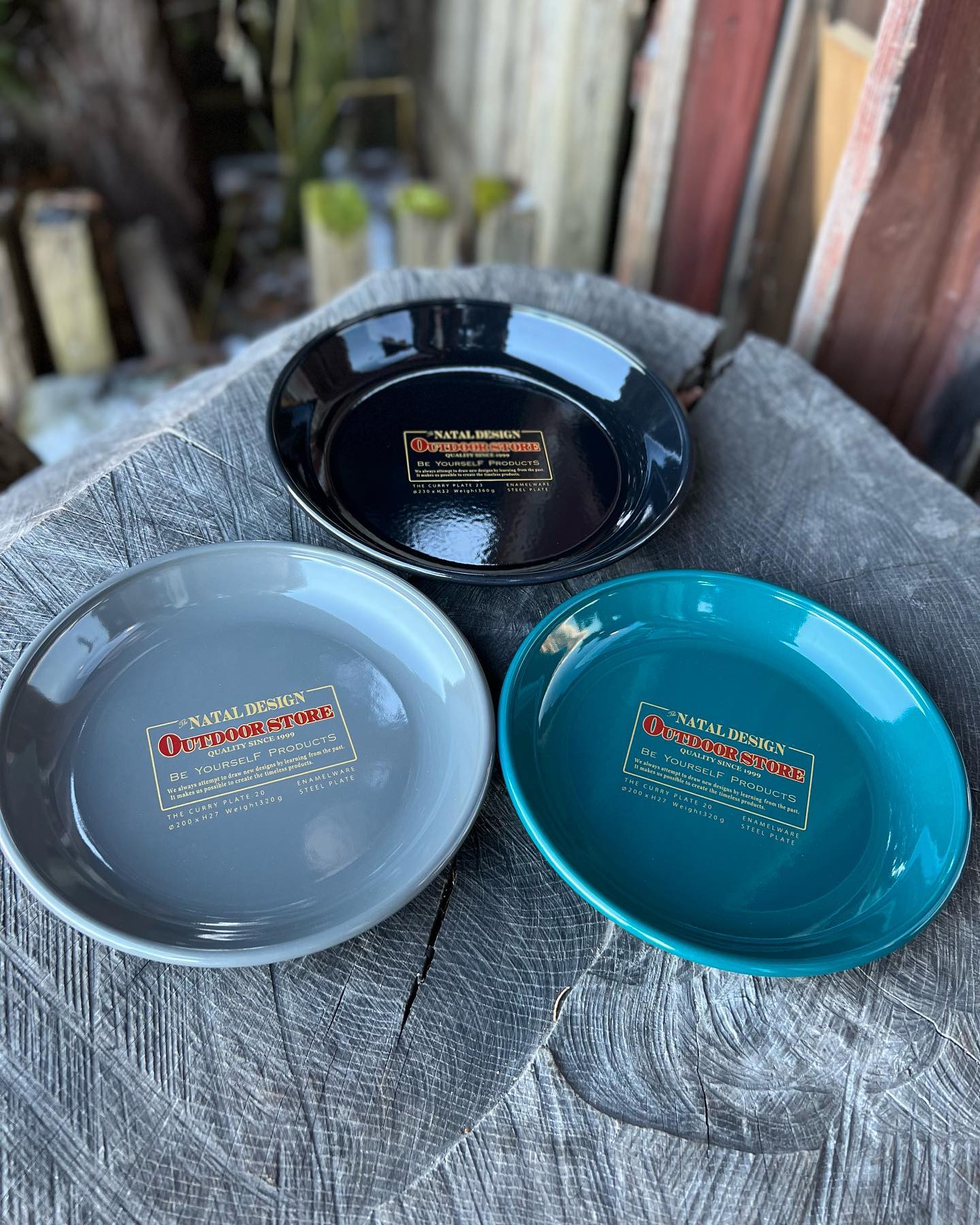 NATAL DESIGN × PLAT CHAMP大阪発のplat champと東京発のnataldesignのコラボプレートの入荷🍽curry plate、3カラー2サイズになります。どちらも大好きなブランドなのでオススメしちゃいます️made in Japanの品質により直火も可能とする琺瑯のお皿🍽薪ストーブの天板で、キャンプやお庭などアウトドアで役立つお皿です！是非、お手にとってみてください！#platchamp #nataldesign #curryplate#curry #琺瑯 #アウトドア #アウトドア用品 #アウトドアリビング #アウトドア料理 #キャンプ #キャンプ飯 #キャンプギア #バーベキュー #バーベキュー料理 #直火 #熾火 #水陸両用 #的 #発想 #cleanoutdoors #ストーブハウス原村 #八ヶ岳 #原村 #富士見町 #蓼科 #八ヶ岳の薪ストーブ専門店