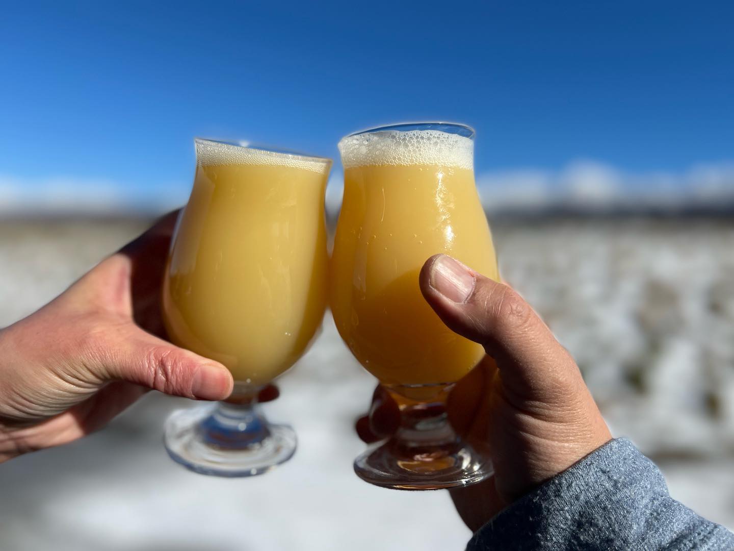 「樽あけBEERFREE 〜空けれるもんなら　　　　　空けてみ〜」２０２２/１２/２９limited dayyyyyyyyyyyy10時幕開け！！！！！泣いても笑っても1日限りのスペシャルデイ！！！！！！！！！！！！！！！！！！はいーってな訳で、普段から僕たちのインスタ投稿を飽きもせずに見てくださっている皆々様ビールのお時間ですよー！！！最っ高に美味いクラフトビールを振る舞いたい！！！一年間、奇跡の蛇口から聖水を出し続けてくれた八発のタップにも感謝参加資格はマイグラスやマイマグをお持ちのインスタグラムでストーブハウスをフォロー頂いておりますお客様限定となります！その場でフォローしてマグ買ってくれたら更にうれしー！！！という訳でございます今年も一年間お世話になりました来年も更に楽しく面白いお店を、皆様のライフスタイルの隙間にちょこっとお邪魔させていただきます^_^是非是非よろしくお願い申し上げます売り切れ御免タップリと用意しておきます！！！蛇口からJavaJavaですぜみんなで一年のお疲れ様をして来年に繋げて行きましょう！！！#クラフトビール #フリー #無料 #景気は #上々 #めでたい #年末 #仕事納め #乾杯 #樽あけ#樽を #空にしよう #空けれるかな #明るい #来年 #迎えましょう #ストーブハウス原村 #八ヶ岳 #原村