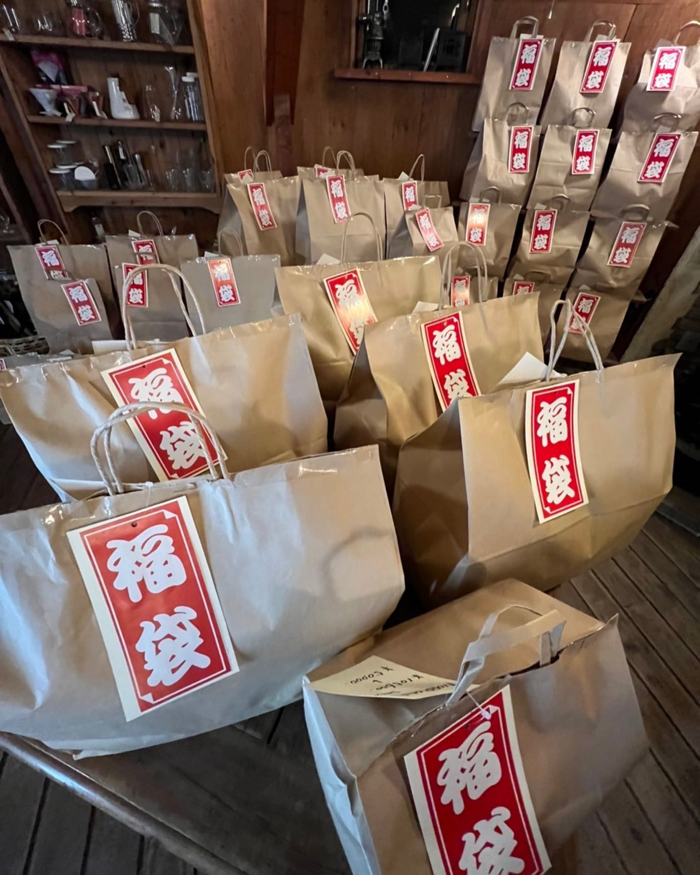 度々ですがwww、、、⛩明けましておめでとうございます⛩えー、告知でございます明日、2023年1月4日毎年恒例の、超超超ーーー〜〜！！お買得happy new year福袋！！！またまた、開けてびっくり🫢玉手箱今回もまた字覚悟の大大大サービス️️️今回の内容はアパレル、ギア共に半額以上の割引となりますよーアパレル5万円福袋3万円福袋2万円福袋1万円福袋ギア🏕1万円福袋ブランド、サイズがわかるようになってますのでグッチョイスしてみてくださいwww新年早々、ご満足していただける内容となっております！！！是非とも、2023年1発目のお買い物をストーブハウスで^_^#ストーブハウス原村 #八ヶ岳の薪ストーブ専門店 #薪ストーブ#薪ストーブのある暮らし #謹賀新年 #新春 #ahappynewyear #2023#祝 #卯年#福袋#福袋2023 #開けてびっくり #元旦 #初日の出 #1年の始まり #新年のご挨拶 #宜しくお願い申し上げます #長野県 #八ヶ岳 #原村 #蓼科