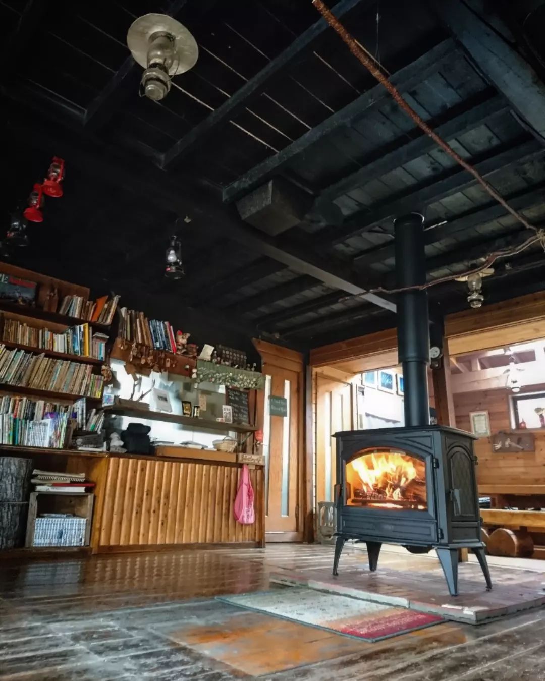 昨年からの長期プロジェクト。北八ヶ岳、高見石小屋の煙突と薪ストーブの一新工事。先代から引き継いで30年以上、ボロボロになった今日まで、登山者やスタッフを温もりと癒しの炎で見守り続け、山小屋の歴史を刻んできたアメリカンスタイルの薪ストーブ…敬意を持って分解、撤去。新たなストーブと煙突工事。オーナーや山小屋スタッフさんたちとの連携もあり、スムーズに工事完了。オーナーと何度も打ち合わせを重ねて決めた山岳地域の特性や積雪を考慮した煙突施工、そして堂々たるヨーロピアンスタイルのドブレ760WD。薪ストーブさえあればみんな幸せになれる。ストーブを囲んで、衣服を乾かし、歩いた疲れを癒し、温めたホットウイスキー片手に語らい、温もりに包まれながら眠りにつく。そんな幸せが、ここ高見石小屋で味わえます。#ストーブハウス原村#八ヶ岳の薪ストーブ専門店#高見石小屋#薪ストーブ#北八ヶ岳#揚げパン#ウイスキー#うたた寝#名物#山梨県#山小屋#ランプの宿#歴史#アウトドア#幸せ#チームプレー#団らん#プロジェクト#ライフライン#ハイキング#登山#白駒池#観光#新時代