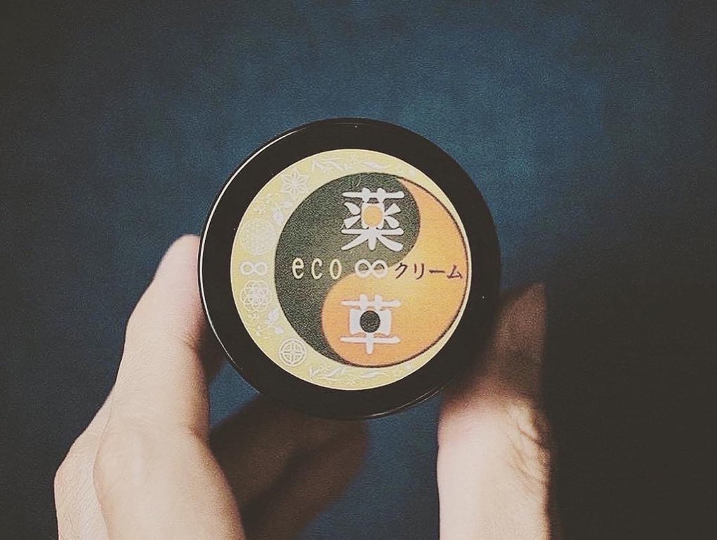 ［eco］-薬草ecoクリーム- 薬草のチャンクとミツロウ、太白ごま油、アーユルヴェーダオイルにプロポリスで出来たクリーム。雑貨として販売しており、効能などを謳うものではありません。《薬草チャンク》・セイダカアワダチソウ・ドクダミ・枇杷の葉 ・ヨモギ ・月桃 ・霊芝 ・麻炭・柚子の種 ・マコモダケ ・カワラヨモギ・ビデンスピローサ （季節によって配合を変えています）《薬草チャンクの他》・日本ミツバチのみつろうワックス ・太白ごま油・アーユルヴェーダオイル・ブラジルのグリーンプロポリス。全てを天然成分により配合の為、肌にストレスをかけずに保湿してくれます。花粉のこの時期や、夏の日焼け、秋から冬にかけての乾燥にもしっとり保湿。一年中、肌と仲良しです。35g ¥2,500（税別）是非お試しください#満月エコクリーム #薬草クリーム #肌荒れ #アトピー性皮膚炎 #アトピー #保湿 #天然クリーム #天然成分 #薬草 #プロポリス #タモギダケ #蜜蝋 #ヨモギ #あかぎれ #薪割り #山仕事 #野良仕事 #水仕事 #ハンドケア #肌に優しい