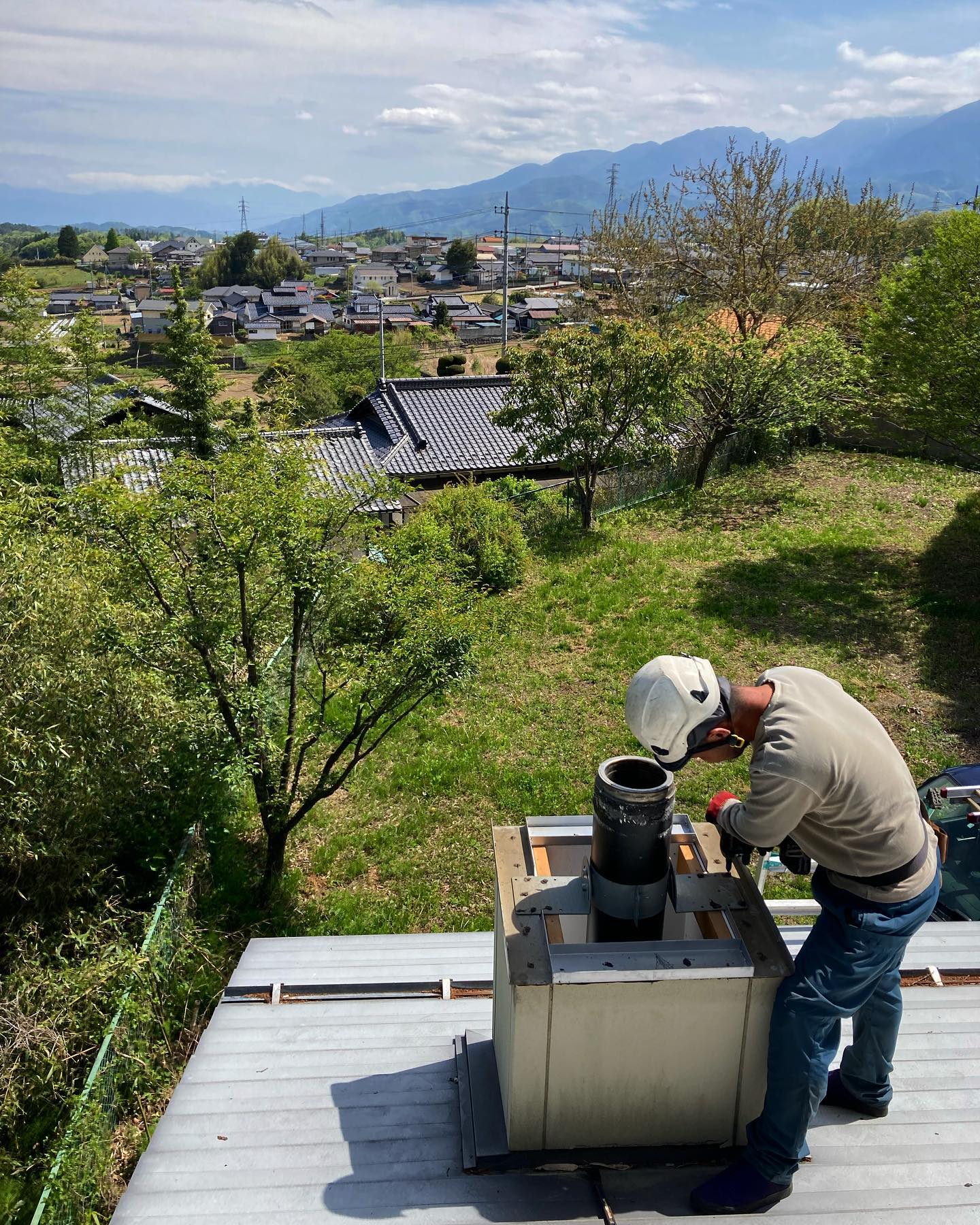 汗ばむ陽気のGW初日。煙突工事に奮闘中️‍♀️#ストーブハウス原村 #八ヶ岳の薪ストーブ専門店 #長坂#八ヶ岳#茅野市#煙突#山梨県#ゴールデンウィーク #ドライブ#汗ばむ#里山#アウトドア#キャンプ#ライフライン#別荘ライフ#南アルプス#山並み#移住#旅行#家族